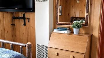 1 bedroom, desk, WiFi
