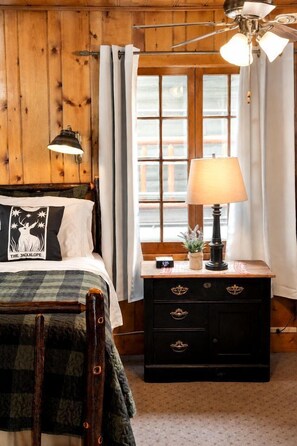 1 bedroom, desk, WiFi