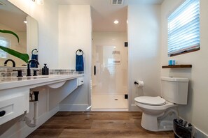 Secador de pelo, toallas, papel higiénico