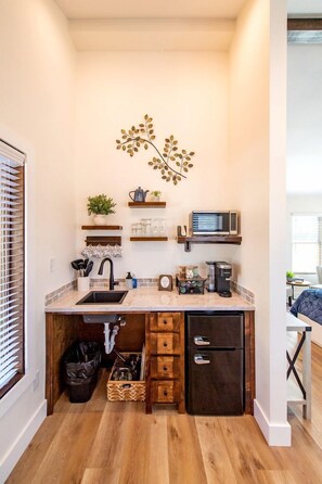 Fridge, microwave, coffee/tea maker, cookware/dishes/utensils - Couples Glamping Cabin for a Romantic Escape near Magnolia (Elm Mott)