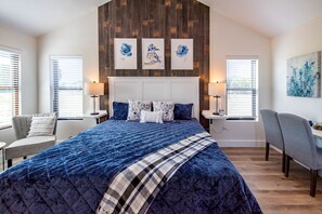 1 bedroom, iron/ironing board, WiFi, bed sheets - Couples Glamping Cabin for a Romantic Escape near Magnolia (Elm Mott)