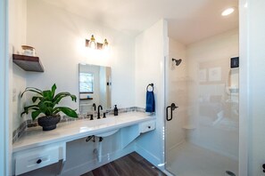 Hair dryer, towels, toilet paper - Couples Glamping Cabin for a Romantic Escape near Magnolia (Elm Mott)