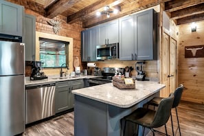Private kitchen - Enchanting Cabin with Game Room, Indoor Pool and Porch in Tennessee (Sevierville)