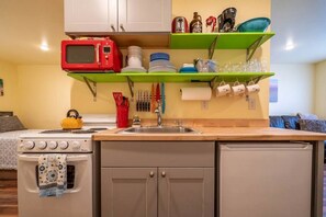 Geladeira, micro-ondas, cooktop, cafeteira/chaleira