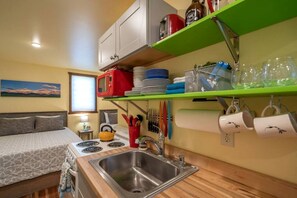 ثلاجة، ميكروويف، موقد طهي مسطح، ماكينة لصنع القهوة/الشاي