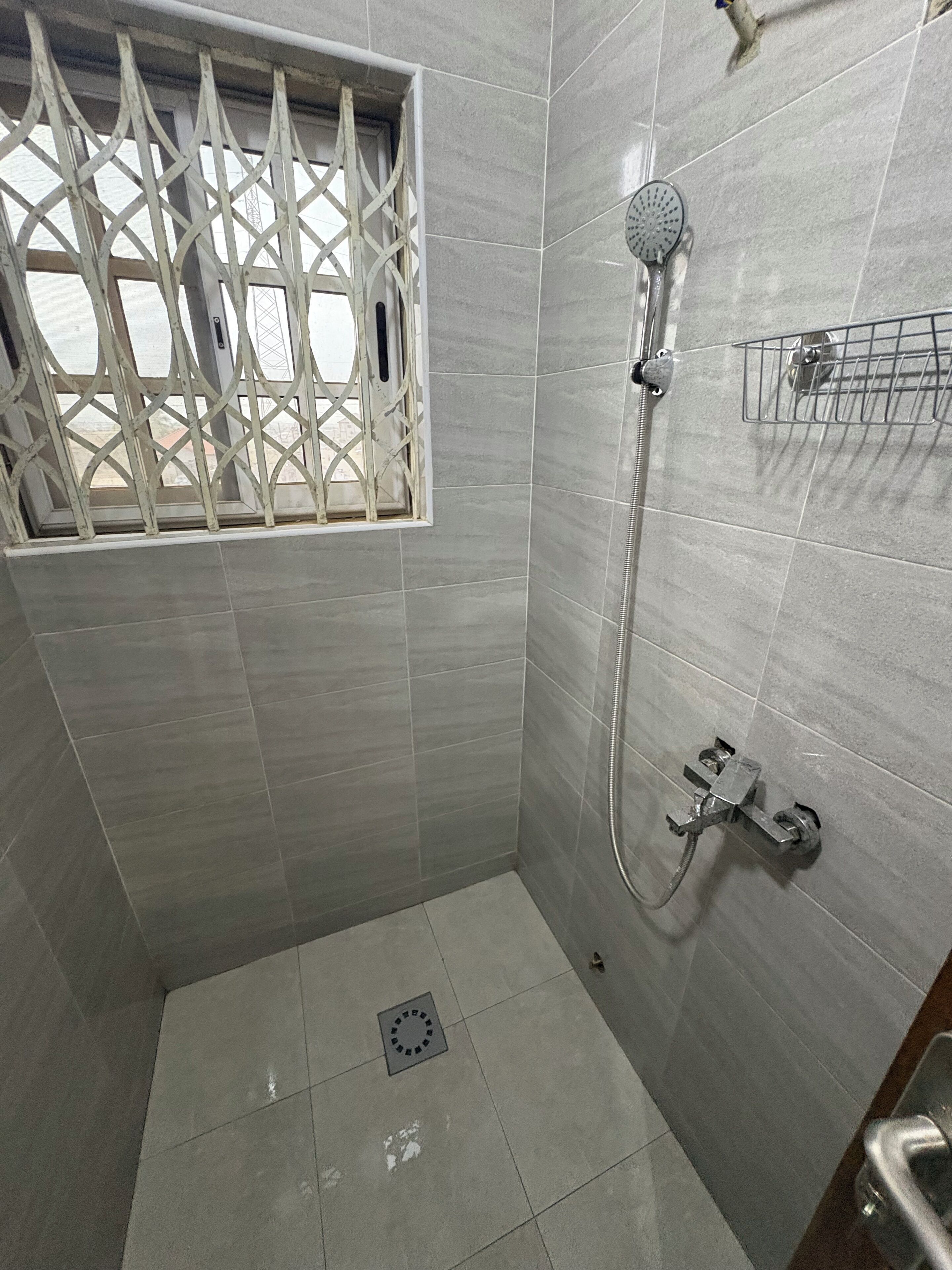 Regadera, secadora de cabello, toallas, jabón 