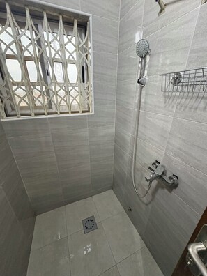 Suihku, hiustenkuivaaja, pyyhkeet, saippua