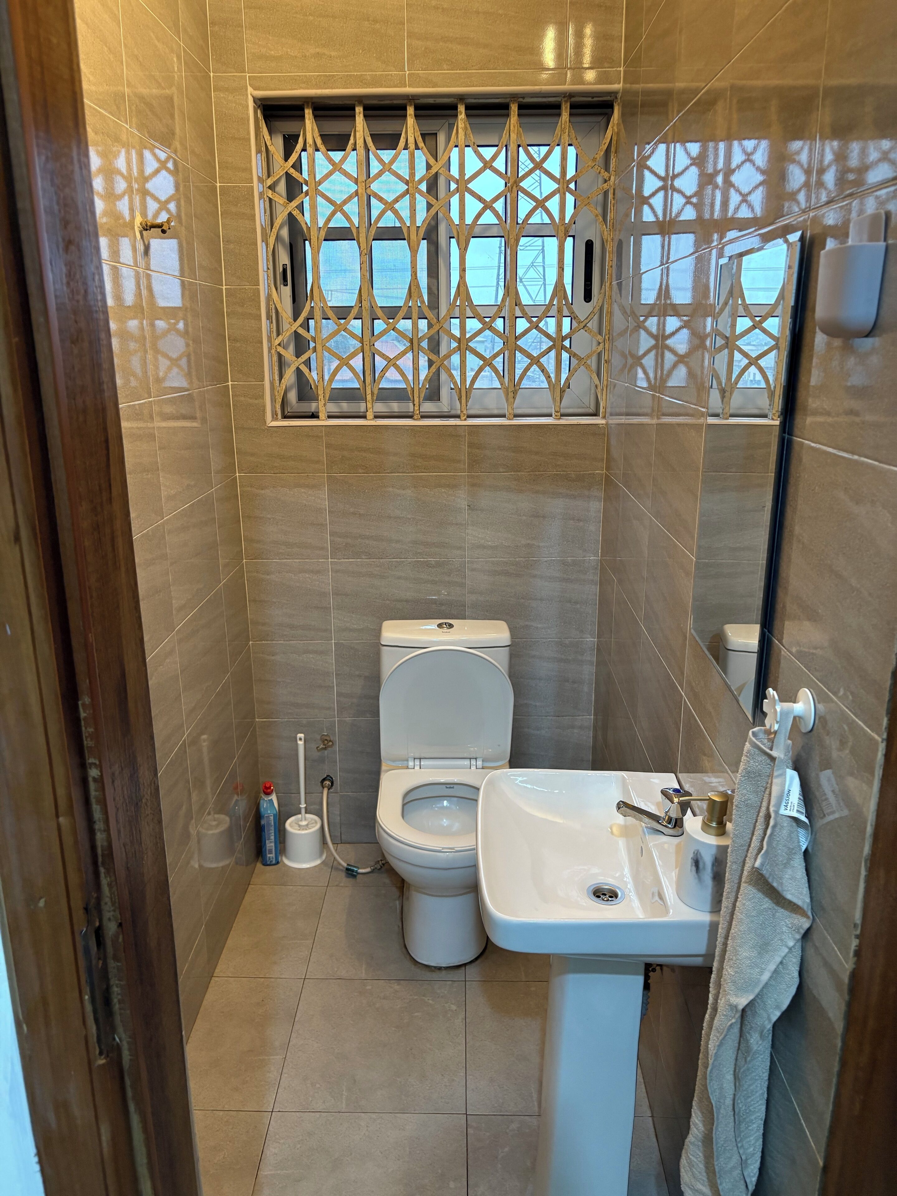 Ducha, secador de pelo, toallas y jabón