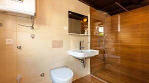 Douche, sèche-cheveux, serviettes fournies