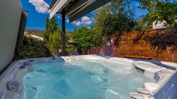 Bain à remous extérieur