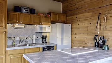 Wasserkocher mit Kaffee-/Teezubehör, Kühlschrank, Mikrowelle, Herdplatte