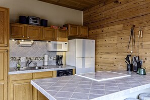 Coffee/tea maker, fridge, microwave, stovetop - Cozy Cabin with Hot Tub and Incredible Views in Compton, AR (Compton)