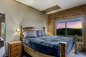 Room - Cozy Cabin with Hot Tub and Incredible Views in Compton, AR (Compton)