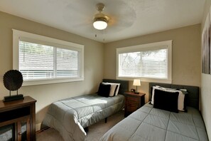 Desk, iron/ironing board, WiFi, bed sheets