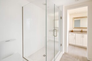 House, Accessible | Bathroom - Allura Palm Desert Modern Ironwood Country Club 2BR (Palm Desert)