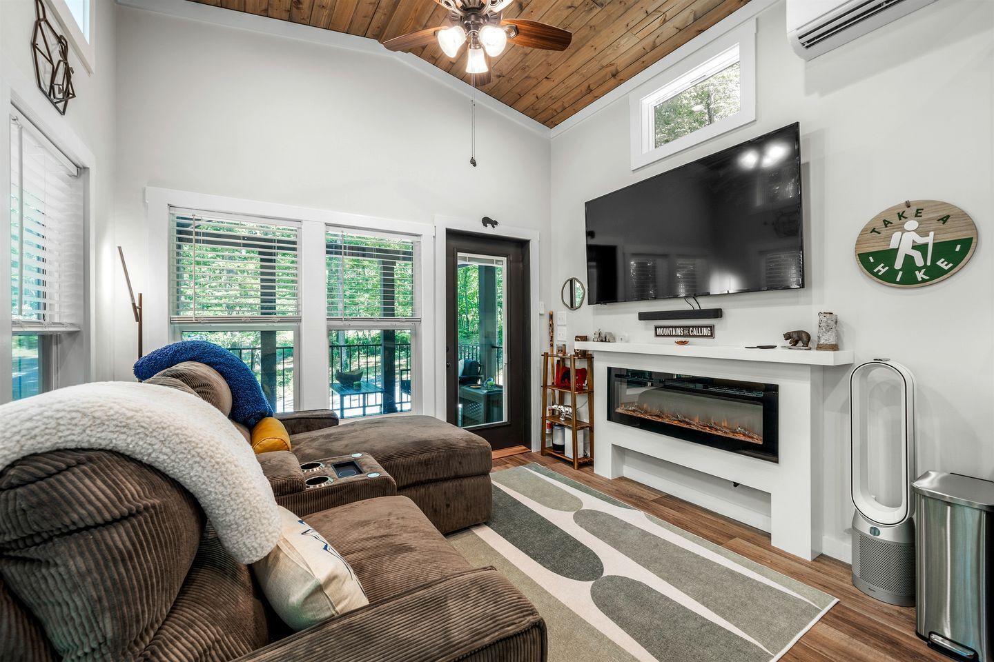 TV, fireplace