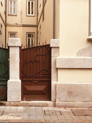 Exterior detail - Torrinha's Backyard ** Porto Center (Porto)