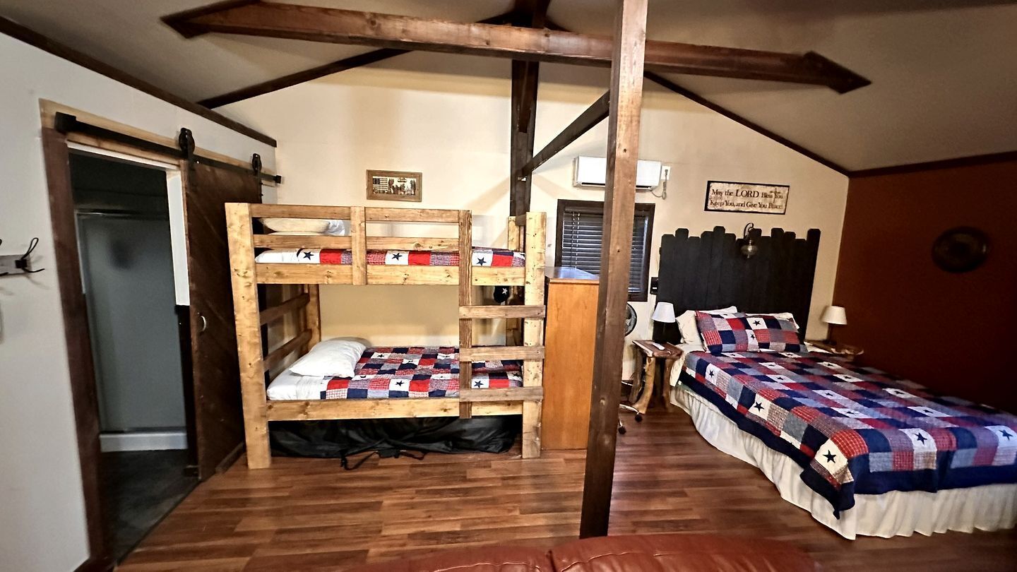 1 quarto, escrivaninha, ferros/tábuas de passar roupa, berço de viagem