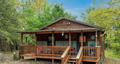 Wonderful Rustic Cabin with Barbecue in Miami, Oklahoma