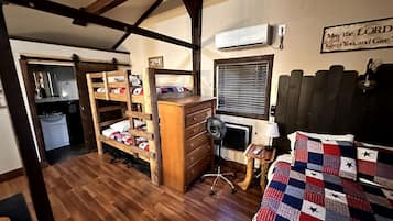 1 Schlafzimmer, Schreibtisch, Bügeleisen/Bügelbrett, Reisekinderbett