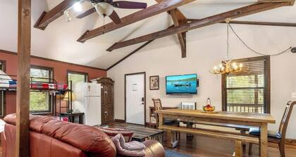 Wonderful Rustic Cabin with Barbecue in Miami, Oklahoma