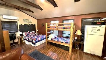 1 habitación, escritorio, tabla de planchar con plancha y cuna de viaje