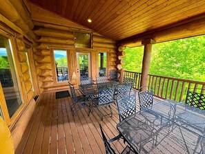 Outdoor dining - Stunning Secluded Cabin with Fire Pit and Hot-tub in Pittman Center, Tennessee (Pittman Center)