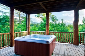 Outdoor spa tub - Stunning Secluded Cabin with Fire Pit and Hot-tub in Pittman Center, Tennessee (Pittman Center)