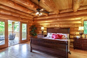 6 bedrooms, desk, iron/ironing board, travel cot - Stunning Secluded Cabin with Fire Pit and Hot-tub in Pittman Center, Tennessee (Pittman Center)