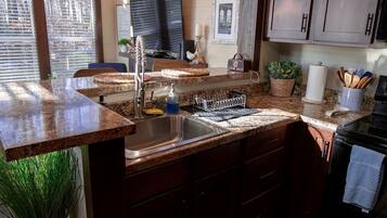 Coffee/tea maker, fridge, microwave, oven