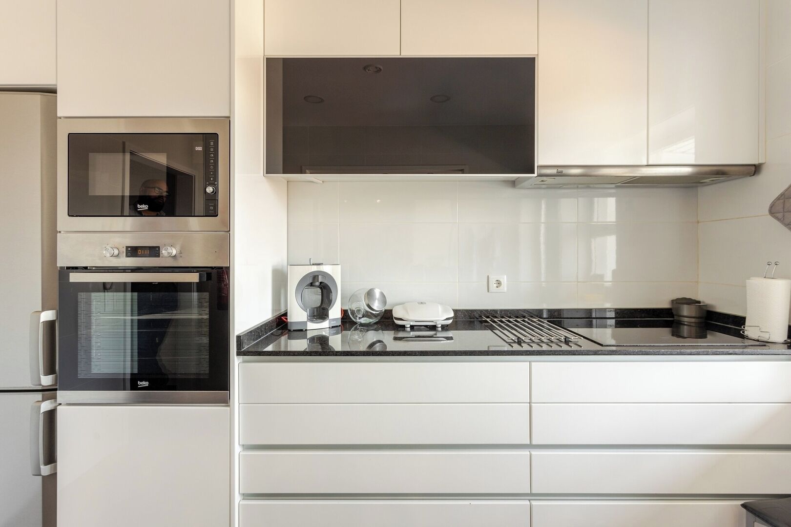 Frigorífico, microondas, horno y placa de cocina