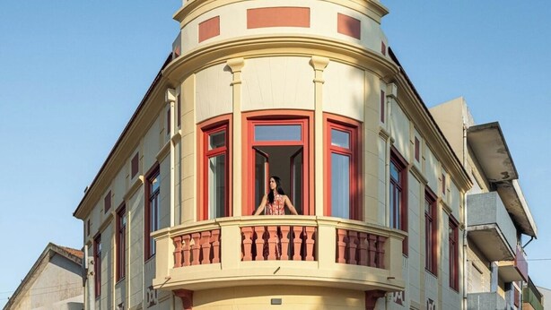 A corner building with a balcony, large windows, and a rounded top. - A'Mar - Room C (Póvoa de Varzim)