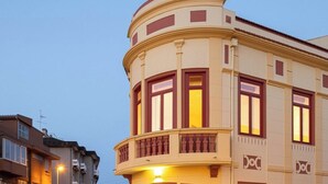 A corner building with a curved facade, large windows, and a balcony with railings. - A'Mar - Room A (Póvoa de Varzim)
