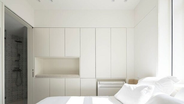 A modern bedroom with a bed, built-in shelving, and a walk-in closet. - A'Mar - Room A (Póvoa de Varzim)