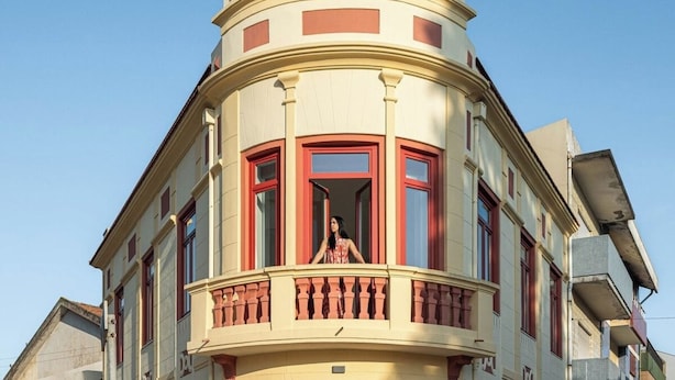 A corner building with a balcony, large windows, and a rounded top. - A'Mar - Room D (Póvoa de Varzim)