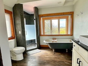 Ein Badezimmer mit Toilette, Badewanne und Duschbereich.