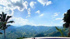 A swimming pool with a view of a mountainous landscape. - Chácara da Sorte (Pacoti)