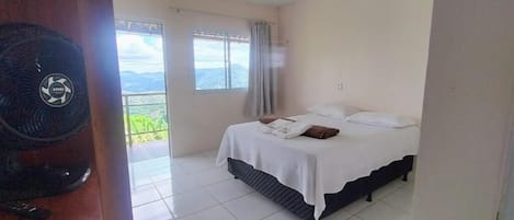 Superior dubbelrum - utsikt mot trÀdgÄrden | StrykjÀrn/strykbrÀda och gratis wi-fi