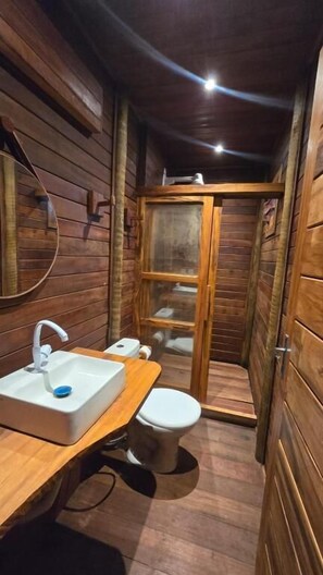 Standaard bungalow, balkon, uitzicht op tuin | Badkamer