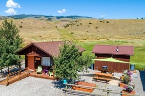 Outdoor dining - Fantastic Tiny Cabin for a Unique Escape in the Heart of Paradise Valley in Emigrant, Montana (Emigrant)