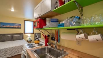 Réfrigérateur, micro-ondes, plaque de cuisson, cafetiÚre/bouilloire