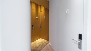 A hallway with two doors labeled 'A' and 'B', a white wall, and a door with a 'G' sign. - A'Mar - Room B (Póvoa de Varzim)