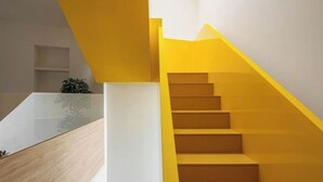 A modern staircase with a yellow accent wall and wooden steps. - A'Mar - Room B (Póvoa de Varzim)
