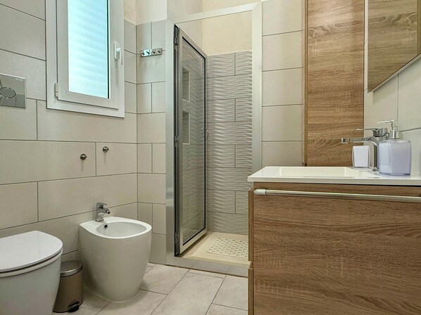 Maison, balcon | Salle de bain