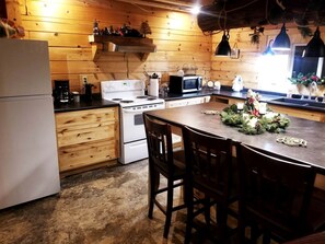 Køleskab, mikrobølgeovn, kogeplade, opvaskemaskine