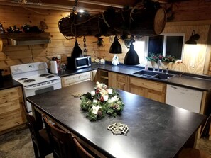 Køleskab, mikrobølgeovn, kogeplade, opvaskemaskine