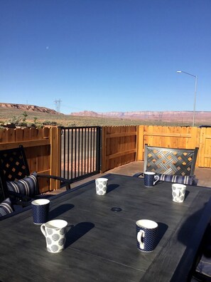 Outdoor dining - Gorgeous Cottage Vacation Rental in Page Arizona, near Antelope Canyon (Page)