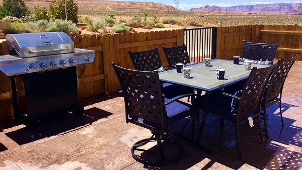Outdoor dining - Gorgeous Cottage Vacation Rental in Page Arizona, near Antelope Canyon (Page)