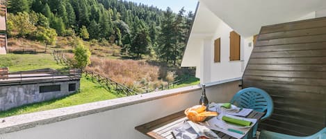 Standard Studio, Balcony, Lakeside (Appartamento La Selva Incantata) | Outdoor dining