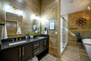 حوض استحمام بنظام ضخ المياه، مجففات شعر، مناشف، ورق حمّام